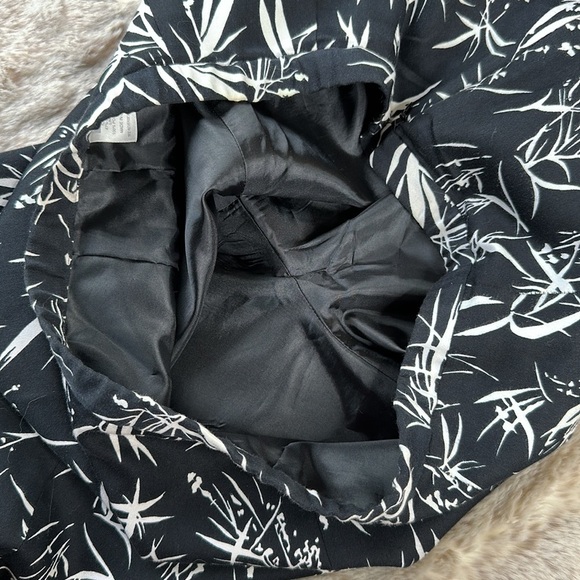 Pendleton | Black & White Leaf Silk Blend Capris - Picture 12 of 12